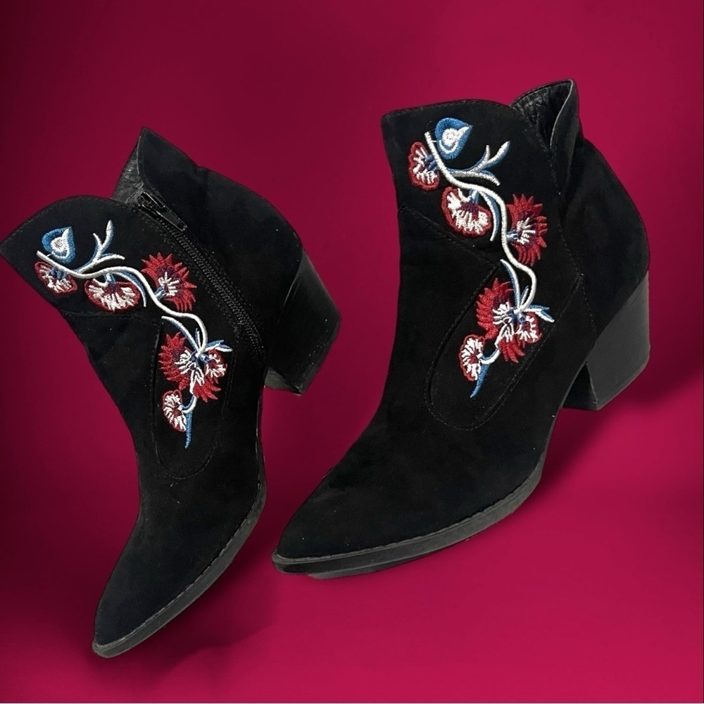 Carlos by Carlos Santana Faux Black Suede Floral Embroidery Layne Boots 7.5M